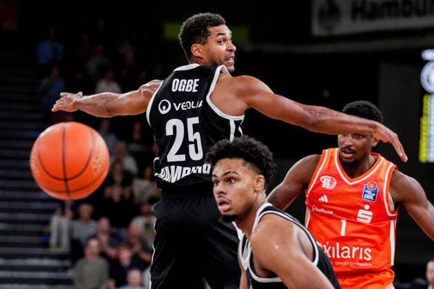 Germany s easyCredit Basketball Bundesliga, 2026–27 Regular Season, Matchday 2: Veolia Towers Hamburg vs. Niners Chemnitz at Inselpark Arena, Hamburg. Kenneth Ogbe (Veolia Towers Hamburg), 25; Phlandrous Fleming Jr. (Niners Chemnitz), 1; Nicolas Pavrette (Veolia Towers Hamburg), 22 Copyright: xStefanxTrochax