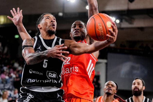 Germany s easyCredit Basketball Bundesliga, 2026–27 Regular Season, Matchday 2: Veolia Towers Hamburg vs. Niners Chemnitz at Inselpark Arena, Hamburg. Zakai Zeigler (Veolia Towers Hamburg), 5; Nighael Ceaser (Niners Chemnitz), 22 Copyright: xStefanxTrochax