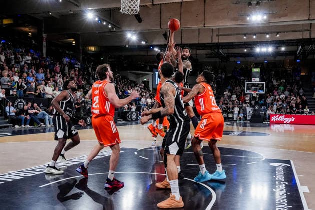 Germany s easyCredit Basketball Bundesliga, Regular Season 2026–27, Matchday 2: Veolia Towers Hamburg vs. Niners Chemnitz, Inselpark Arena, Hamburg; Martin Breunig (Veolia Towers Hamburg), 13; Urald King (NINERS Chemnitz), 20; Ben Burnham (NINERS Chemnitz), 25; David Muenkat (Veolia Towers Hamburg), 55 Copyright: xStefanxTrochax