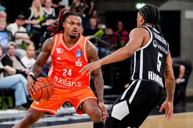 Germany s easyCredit Basketball Bundesliga, 2026–27 Regular Season, Matchday 2: Veolia Towers Hamburg vs. Niners Chemnitz at Inselpark Arena, Hamburg. Cobe Williams (Niners Chemnitz), 24; Zakai Zeigler (Veolia Towers Hamburg), 5 Copyright: xStefanxTrochax