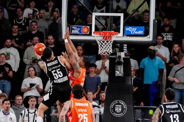 Germany s easyCredit Basketball Bundesliga, 2026–27 Regular Season, Matchday 2: Veolia Towers Hamburg vs. Niners Chemnitz at Inselpark Arena, Hamburg. David Muenkat (Veolia Towers Hamburg), 55, layup; Ben Burnham (Niners Chemnitz), 25 Copyright: xStefanxTrochax