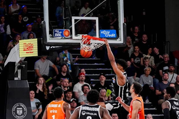 Germany s easyCredit Basketball Bundesliga, 2026–27 Regular Season, Matchday 2: Veolia Towers Hamburg vs. Niners Chemnitz at Inselpark Arena, Hamburg. Nicolas Pavrette of Veolia Towers Hamburg, No. 22, dunk, Copyright: xStefanxTrochax