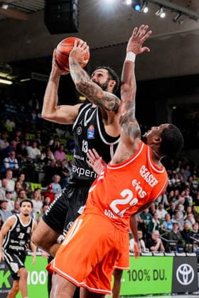 Germany s easyCredit Basketball Bundesliga, 2026–27 Regular Season, Matchday 2: Veolia Towers Hamburg vs. Niners Chemnitz at Inselpark Arena, Hamburg. Martin Breunig (Veolia Towers Hamburg), 13; Nighael Ceaser (Niners Chemnitz), 22 Copyright: xStefanxTrochax