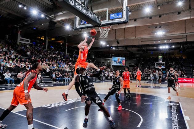 Germany easyCredit Basketball Bundesliga, 2026–27 Regular Season, Matchday 2: Veolia Towers Hamburg vs. Niners Chemnitz, Inselpark Arena, Hamburg; Osaro Rich Igbineweka, Veolia Towers Hamburg, 3, Jannis von Seckendorff, NINERS Chemnitz, 90, Zakai Zeigler, Veolia Towers Hamburg, 5 Copyright: xStefanxTrochax