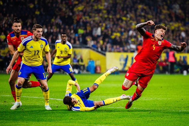 September 25, 2026: Viktor Gyökeres and Yasin Ayari of Sweden face off against Andrei Coubis of Romania during the Nations League soccer match between Sweden and Romania on September 25, 2026 in Stockholm. Photo by Kenta Jönsson, BILDBYRAN COP 210 JM0854 bbeng soccer football fotball Nations League UEFA Nations League Sweden Sweden A Romania  Copyright: KENTAxJÖNSSON BB260925KJ134