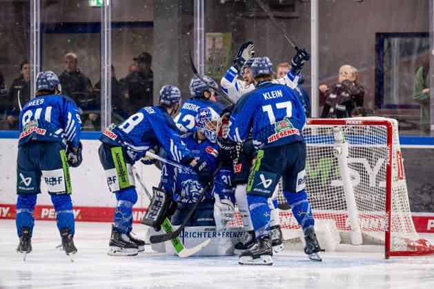 Daniel Schmoelz of ERC Ingolstadt, No. 92, celebrates his goal—0–1 GER—just 59 seconds into the game. Straubing Tigers vs. ERC Ingolstadt, Ice Hockey, DEL, 2026–2027 Season, Matchday 3, September 25, 2026. Photo: HMB Media, Heike Feiner Copyright: HMBxMedia HeikexFeiner