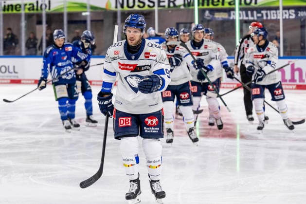 Daniel Schmoelz, ERC Ingolstadt, No. 92, returning to the bench after scoring the 0-1 goal for GER, Straubing Tigers vs. ERC Ingolstadt, ice hockey, DEL, 2026–2027 season, Matchday 3, September 25, 2026. Photo: HMB Media, Heike Feiner Copyright: HMBxMedia HeikexFeiner