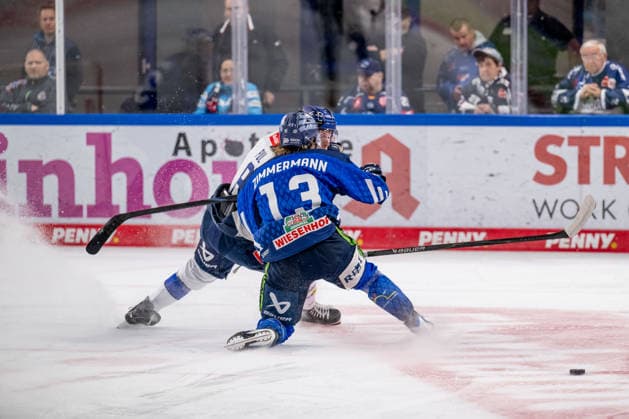Battle for the Puck: Face-off between Elias Pul (ERC Ingolstadt, 08) and Mario Zimmermann (Straubing Tigers, 13 GER), Straubing Tigers vs. ERC Ingolstadt, Ice Hockey, DEL, 2026–2027 Season, Matchday 3, September 25, 2026 Photo: HMB Media, Heike Feiner Copyright: HMBxMedia HeikexFeiner