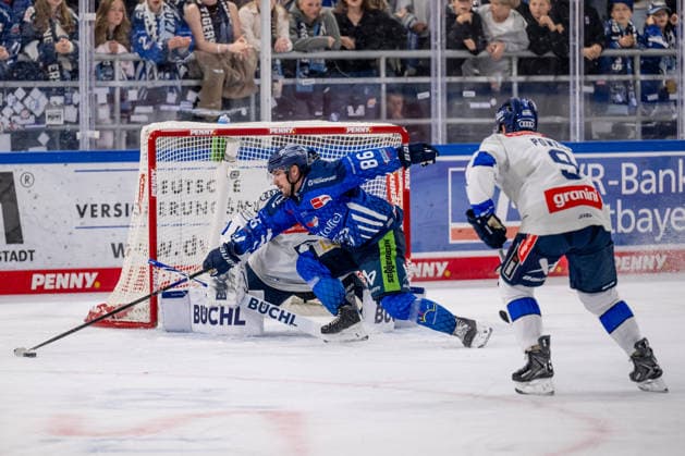 Skyler McKenzie, Straubing Tigers, No. 86, in front of the net defended by Jonas Stettmer, goaltender, ERC Ingolstadt, 01 GER, Straubing Tigers vs. ERC Ingolstadt, ice hockey, DEL, 2026–2027 season, Matchday 3, September 25, 2026 Photo: HMB Media, Heike Feiner Copyright: HMBxMedia HeikexFeiner
