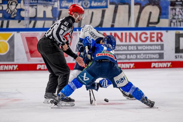 Linesman Markus Merk officiates a faceoff between Austen Keating of ERC Ingolstadt, No. 89, and Tyler Madden of the Straubing Tigers, No. 18 GER, Straubing Tigers vs. ERC Ingolstadt, ice hockey, DEL, 2026–2027 season, Matchday 3, September 25, 2026. Photo: HMB Media, Heike Feiner Copyright: HMBxMedia HeikexFeiner