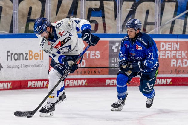 Battle for the Puck: Face-off between Morgan Ellis (ERC Ingolstadt, 04) and Nick Halloran (Straubing Tigers, 71 GER), Straubing Tigers vs. ERC Ingolstadt, Ice Hockey, DEL, 2026–2027 Season, Matchday 3, September 25, 2026 Photo: HMB Media, Heike Feiner Copyright: HMBxMedia HeikexFeiner