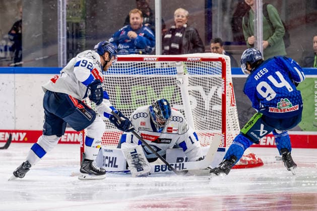 Daniel Schmoelz (ERC Ingolstadt, 92) defends against Jamieson Rees (Straubing Tigers, 94) in front of the net of Jonas Stettmer, goaltender for ERC Ingolstadt, 01 GER, Straubing Tigers vs. ERC Ingolstadt, ice hockey, DEL, 2026–2027 season, Matchday 3, September 25, 2026. Photo: HMB Media, Heike Feiner Copyright: HMBxMedia HeikexFeiner