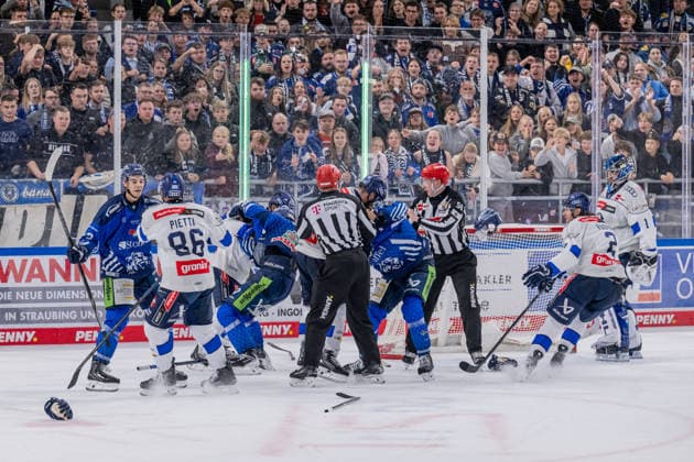 Disagreements between several players from both teams: GER, Straubing Tigers vs. ERC Ingolstadt, ice hockey, DEL, 2026–2027 season, Matchday 3, September 25, 2026. Photo: HMB Media, Heike Feiner Copyright: HMBxMedia HeikexFeiner