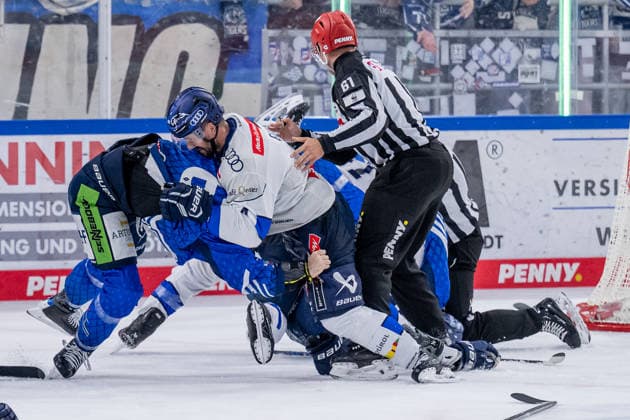 Fight between Alex Green (Straubing Tigers, 06) and Nicolas Beaudin (Straubing Tigers, 07) and Morgan Ellis (ERC Ingolstadt, 04, and Kenny Agostino (ERC Ingolstadt, 11, GER), Straubing Tigers vs. ERC Ingolstadt, ice hockey, DEL, 2026–2027 season, Matchday 3, September 25, 2026. Photo: HMB Media, Heike Feiner Copyright: HMBxMedia HeikexFeiner
