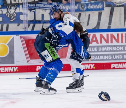 Fight between Alex Green of the Straubing Tigers (No. 06) and Morgan Ellis of ERC Ingolstadt (No. 04), GER; Straubing Tigers vs. ERC Ingolstadt, ice hockey, DEL, 2026–2027 season, Matchday 3, September 25, 2026 Photo by HMB Media, Heike Feiner Copyright: HMBxMedia HeikexFeiner