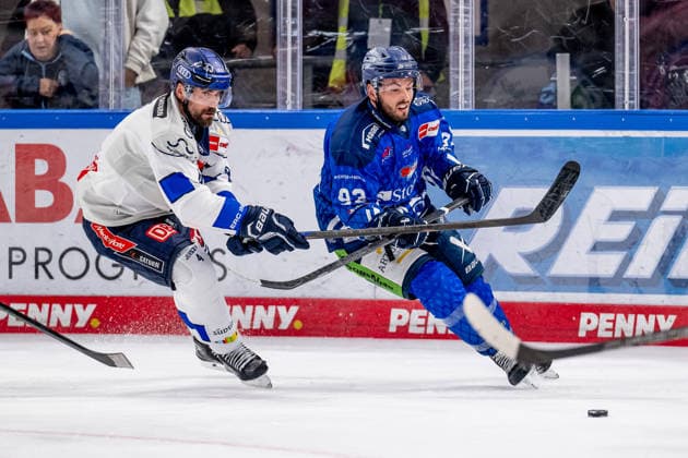 Battle for the Puck: Face-off between Morgan Ellis (ERC Ingolstadt, 04) and Spencer Kersten (Straubing Tigers, 93 GER), Straubing Tigers vs. ERC Ingolstadt, Ice Hockey, DEL, 2026–2027 Season, Matchday 3, September 25, 2026 Photo: HMB Media, Heike Feiner Copyright: HMBxMedia HeikexFeiner