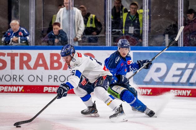 Battle for the Puck: Face-off between Alex Breton of ERC Ingolstadt, 75, and Filip Varejcka of the Straubing Tigers, 90 GER, Straubing Tigers vs. ERC Ingolstadt, Ice Hockey, DEL, 2026–2027 Season, Matchday 3, September 25, 2026 Photo: HMB Media, Heike Feiner Copyright: HMBxMedia HeikexFeiner