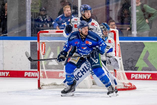 Emil Kvernmo Wasenden of ERC Ingolstadt (No. 14) defends against Spencer Kersten of the Straubing Tigers (No. 93) in front of the net of Jonas Stettmer, goaltender for ERC Ingolstadt, 01 GER, Straubing Tigers vs. ERC Ingolstadt, ice hockey, DEL, 2026–2027 season, Matchday 3, September 25, 2026. Photo: HMB Media, Heike Feiner Copyright: HMBxMedia HeikexFeiner