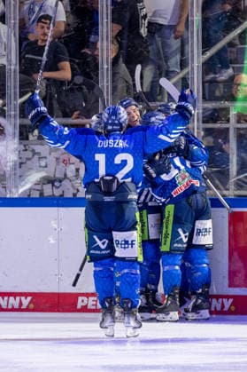 Straubing fans celebrate with Nicolas Beaudin (Straubing Tigers, 07) after his goal tied the game at 1–1 (GER), Straubing Tigers vs. ERC Ingolstadt, ice hockey, DEL, 2026–2027 season, Matchday 3, September 25, 2026. Photo: HMB Media, Heike Feiner Copyright: HMBxMedia HeikexFeiner