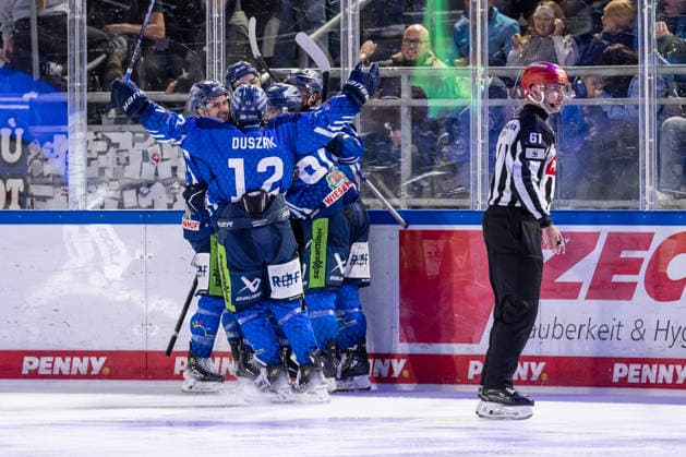 Straubing fans celebrate with Nicolas Beaudin (Straubing Tigers, 07) after his goal tied the game at 1–1 (GER), Straubing Tigers vs. ERC Ingolstadt, ice hockey, DEL, 2026–2027 season, Matchday 3, September 25, 2026. Photo: HMB Media, Heike Feiner Copyright: HMBxMedia HeikexFeiner