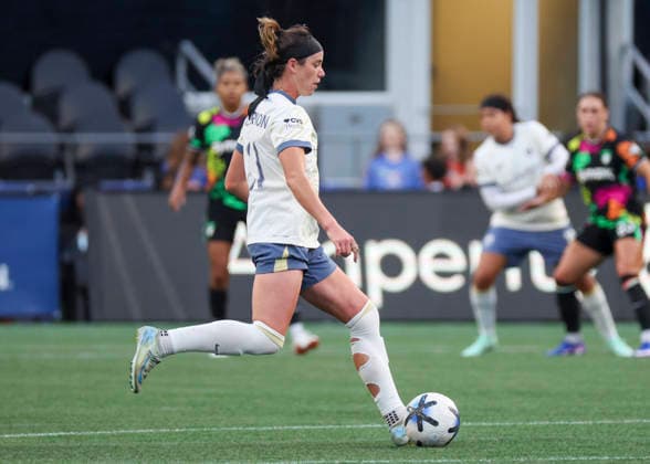 SEATTLE, WA - SEPTEMBER 25: Seattle Reign FC defender Phoebe McClernon (21) in action in the first half during the NWSL match between Seattle Reign FC and Boston Legacy FC on September 25, 2026 at Lumen Field in Seattle, Washington. (Photo by Leslie Plaza Johnson Icon Sportswire) SOCCER: SEP 25 NWSL Seattle Reign FC vs Boston Legacy EDITORIAL USE ONLY Icon260925018
