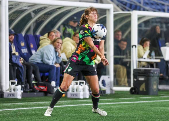 SEATTLE, WA - SEPTEMBER 25: Boston Legacy FC defender Nicolette Hernandez (20) traps the ball in the second half during the NWSL match between Seattle Reign FC and Boston Legacy FC on September 25, 2026 at Lumen Field in Seattle, Washington. (Photo by Leslie Plaza Johnson Icon Sportswire) SOCCER: SEP 25 NWSL Seattle Reign FC vs Boston Legacy EDITORIAL USE ONLY Icon260925029