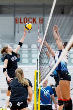 Exhibition Match: Schwarz Weiss Erfurt vs. VCO Dresden, Erfurt, September 25, 2026; Teresa Ziegenbalg (7, Schwarz Weiss Erfurt) against Esenia Fomenko (2, VCO Dresden) in the back and Diyara Aydogan (16, VCO Dresden) in the front; Exhibition Match: Schwarz Weiss Erfurt vs. VCO Dresden, Riethsporthalle Erfurt, September 25, 2026 Copyright: xBEAUTIFULxSPORTS Duehringx