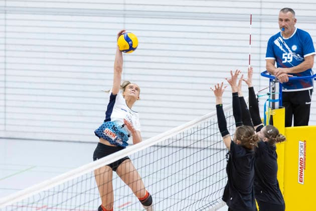 Exhibition Game: Schwarz Weiss Erfurt vs. VCO Dresden, Erfurt, September 25, 2026. Jette Hippel (4, VCO Dresden) against Elizabeth Sandbothe (2, Schwarz Weiss Erfurt) in the foreground and Larissa Winter (6, Schwarz Weiss Erfurt) on the right, back: Friendly match: Schwarz Weiss Erfurt vs. VCO Dresden, Riethsporthalle, Erfurt, September 25, 2026 Copyright: xBEAUTIFULxSPORTS Duehringx