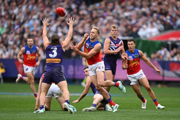 AFL GRAND FINAL, Oscar Allen of the Lions (centre) handballs the footy during the 2026 AFL Grand Final match between the Brisbane Lions and the Fremantle Dockers at the Melbourne Cricket Ground in Melbourne, Saturday, September 26, 2026. ( NO ARCHIVING, EDITORIAL USE ONLY MELBOURNE VICTORIA Australia  Copyright: xJAMESxROSSx 20260926165858145472