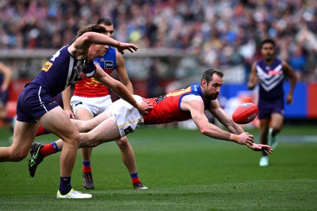 AFL GRAND FINAL, Darcy Gardiner of the Lions handballs during the 2026 AFL Grand Final between the Brisbane Lions and the Fremantle Dockers at the Melbourne Cricket Ground in Melbourne, Saturday, September 26, 2026. ( NO ARCHIVING, EDITORIAL USE ONLY MELBOURNE VICTORIA Australia  Copyright: xJOELxCARRETTx 20260926163621635092