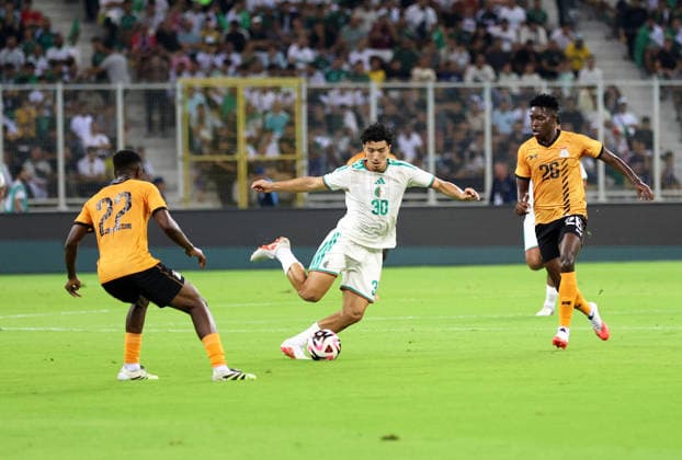 Algeria v Zambia - 2027 Africa Cup Of Nations Qualifiers Ibrahim Maza (C) of Algeria competes for the ball with Joseph Liteta (R) of Zambia during the Algeria vs. Zambia match in the 2027 Africa Cup of Nations qualifiers at Hocine Ait Ahmed Stadium in Tizi Ouzou, Algeria, on September 25, 2026. TIZI ouzou Algeria  Copyright: xAPPx originalFilename:app-notitle260626_np9pQ.jpg