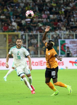 Algeria v Zambia - 2027 Africa Cup Of Nations Qualifiers Saadi Radouani (L) of Algeria competes for the ball with Fashon Junior Sakala of Zambia during the Algeria vs. Zambia match in the 2027 Africa Cup of Nations qualifiers at Hocine Ait Ahmed Stadium in Tizi Ouzou, Algeria, on September 25, 2026. TIZI ouzou Algeria  Copyright: xAPPx originalFilename:app-notitle260626_npAEJ.jpg