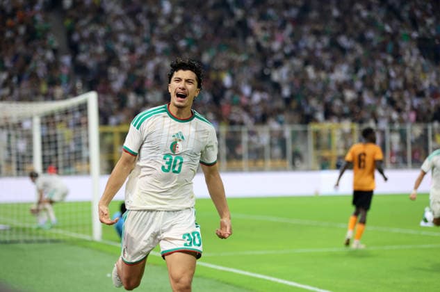 Algeria v Zambia - 2027 Africa Cup Of Nations Qualifiers Hicham Boudaoui (L) of Algeria competes for the ball with Lyes of Zambia during the Algeria vs. Zambia match in the 2027 Africa Cup of Nations qualifiers at Stade Hocine Ait Ahmed in Tizi Ouzou, Algeria, on September 25, 2026. TIZI ouzou Algeria  Copyright: xAPPx originalFilename:app-notitle260626_nprmR.jpg