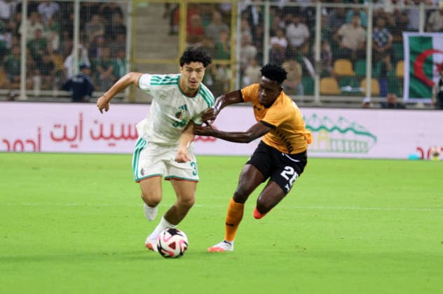 Algeria v Zambia - 2027 Africa Cup Of Nations Qualifiers Hicham Boudaoui (L) of Algeria competes for the ball with Lyes of Zambia during the Algeria vs. Zambia match in the 2027 Africa Cup of Nations qualifiers at Stade Hocine Ait Ahmed in Tizi Ouzou, Algeria, on September 25, 2026. TIZI ouzou Algeria  Copyright: xAPPx originalFilename:app-notitle260626_npZfL.jpg