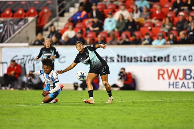 NWSL: Gotham FC Vs. Chicago Stars FC Chicago Stars FC s Simone Charley 18 challenges Gotham FC defender Jess Carter 27 during a National Women s Soccer League match at Sports Illustrated Stadium in Harrison, on September 25, 2026. Harrison N.J. United States  Copyright: xGordonxDonovanx originalFilename:donovan-nwslgoth260925_npfBK.jpg