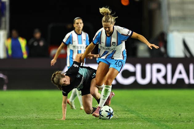 NWSL: Gotham FC Vs. Chicago Stars FC Gotham FC midfielder Talia Sommer 14 grabs Chicago Stars FC midfielder Bea Franklin 20 as she falls down during action in the National Women s Soccer League match at Sports Illustrated Stadium in Harrison, on September 25, 2026. Harrison N.J. United States  Copyright: xGordonxDonovanx originalFilename:donovan-nwslgoth260925_npiGR.jpg