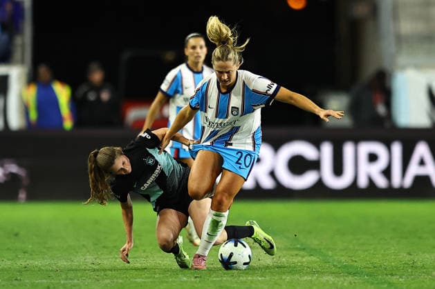 NWSL: Gotham FC Vs. Chicago Stars FC Gotham FC midfielder Talia Sommer 14 grabs Chicago Stars FC midfielder Bea Franklin 20 as she falls down during action in the National Women s Soccer League match at Sports Illustrated Stadium in Harrison, on September 25, 2026. Harrison N.J. United States  Copyright: xGordonxDonovanx originalFilename:donovan-nwslgoth260925_npR6I.jpg