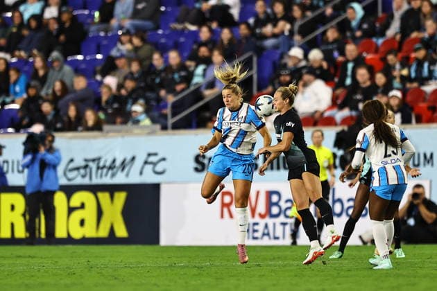 NWSL: Gotham FC Vs. Chicago Stars FC Chicago Stars FC midfielder Bea Franklin 20 and Gotham FC midfielder Jaelin Howell 7 leap up for the ball during action in the National Women s Soccer League match at Sports Illustrated Stadium in Harrison, on September 25, 2026. Harrison N.J. United States  Copyright: xGordonxDonovanx originalFilename:donovan-nwslgoth260925_npt4Q.jpg