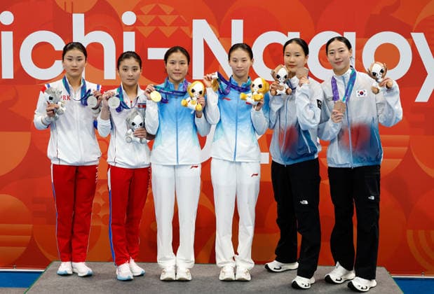 (260926) -- TOKYO, Sept. 26, 2026 -- Gold medalists Chen Yuxi (3rd R) Lu Wei (3rd L) of China, silver medalists Jo Jin Mi (2nd L) Kim Mi Rae (1st L) of the Democratic People s Republic of Korea (DPRK), bronze medalists Kim Nahyun (1st R) Moon Nayun of South Korea pose for photos during the victory ceremony for the women s synchronised 10m platform of diving at the 20th Asian Games Aichi-Nagoya 2026 in Tokyo, Japan, Sept. 26, 2026. ) (SP)JAPAN-TOKYO-ASIAN GAMES-DIVING-WOMEN S SYNCHRONISED 10M PLATFORM-FINAL WuxZhizun 