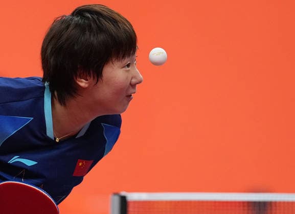 (260926) -- TOYOTA, Sept. 26, 2026 -- Wang Manyu of China serves during the women s singles round 3 match of Table tennis, Tischtennis against Doo Hoi Kem of China s Hong Kong at the 20th Asian Games Aichi-Nagoya 2026 in Toyota of Aichi Prefecture, Japan, Sept. 26, 2026. ) (SP)JAPAN-TOYOTA-ASIAN GAMES-TABLE TENNIS-WOMEN S SINGLES CheongxKamxKa 