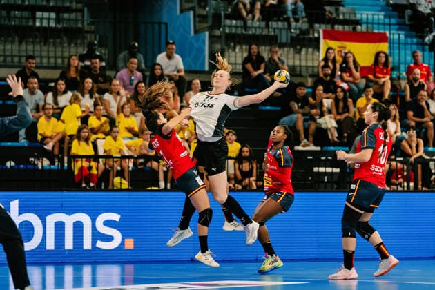 Viola Leuchter, Germany, 77 is pressured while taking a shot, Spain vs. Germany, handball, national team, women, friendly match, September 25, 2026 Spain vs. Germany, handball, national team, women, friendly match, September 25, 2026 Granollers Copyright: xEibner-Pressefoto LarsxNeumannx EP_LNN