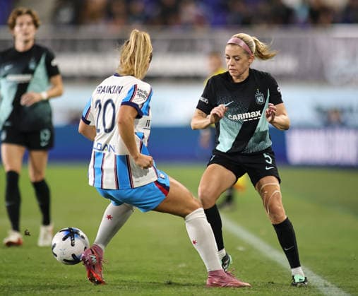 September 25, 2026, Harrison, New Jersey, USA: Chicago Stars FC midfielder Bea Franklin (20) and Gotham FC midfielder Denise O Sullivan (5) battle for the ball during the NWSL match between Gotham FC and the Chicago Stars FC at Sports Illustrated Stadium on Friday, September 25, 2026; Harrison, New Jersey, USA. NJ: NWSL 2026: Gotham FC : Chicago Stars FC  - ZUMAs325 20260925_zsp_s325_041 Copyright: xJessxStilesx
