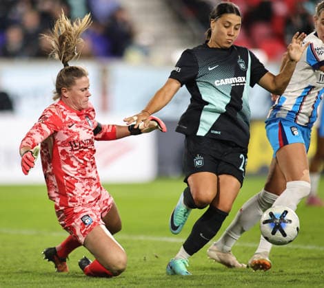 September 25, 2026, Harrison, New Jersey, USA: Chicago Stars FC goalkeeper Alyssa Naeher (1) drops to the ground to make a save as Gotham FC forward Sam Kerr (20) controls the ball during the NWSL match between Gotham FC and the Chicago Stars FC at Sports Illustrated Stadium on Friday, September 25, 2026; Harrison, New Jersey, USA. NJ: NWSL 2026: Gotham FC : Chicago Stars FC  - ZUMAs325 20260925_zsp_s325_052 Copyright: xJessxStilesx