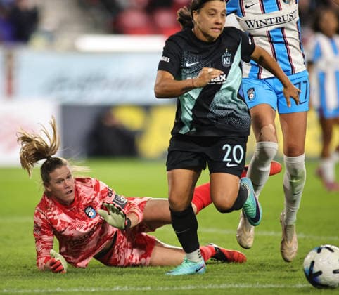 September 25, 2026, Harrison, New Jersey, USA: Chicago Stars FC goalkeeper Alyssa Naeher (1) drops to the ground to make a save as Gotham FC forward Sam Kerr (20) controls the ball during the NWSL match between Gotham FC and the Chicago Stars FC at Sports Illustrated Stadium on Friday, September 25, 2026; Harrison, New Jersey, USA. NJ: NWSL 2026: Gotham FC : Chicago Stars FC  - ZUMAs325 20260925_zsp_s325_089 Copyright: xJessxStilesx