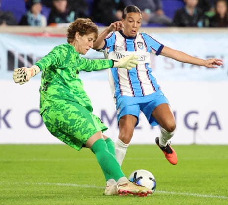 September 25, 2026, Harrison, New Jersey, USA: Gotham FC goalkeeper Ann-Katrin Berger (30) kicks the ball during the NWSL match between Gotham FC and the Chicago Stars FC at Sports Illustrated Stadium on Friday, September 25, 2026; Harrison, New Jersey, USA. NJ: NWSL 2026: Gotham FC : Chicago Stars FC  - ZUMAs325 20260925_zsp_s325_191 Copyright: xJessxStilesx