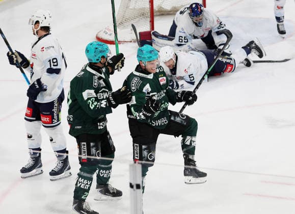 September 25, 2026, Germany, Bietigheim: Ice Hockey—Steelers Bietigheim vs. Blue Devils Weiden; in the foreground, from left: Matthias Pape and goal scorer Benjamin Zientek; the Steelers celebrate the goal that made it 3–1