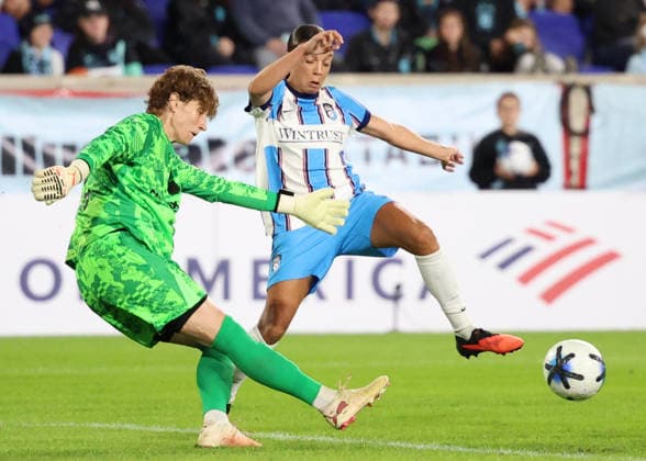 September 25, 2026, Harrison, New Jersey, USA: Gotham FC goalkeeper Ann-Katrin Berger (30) kicks the ball during the NWSL match between Gotham FC and the Chicago Stars FC at Sports Illustrated Stadium on Friday, September 25, 2026; Harrison, New Jersey, USA. Harrison USA - ZUMAs325 20260925_zsp_s325_183 Copyright: xJessxStilesx