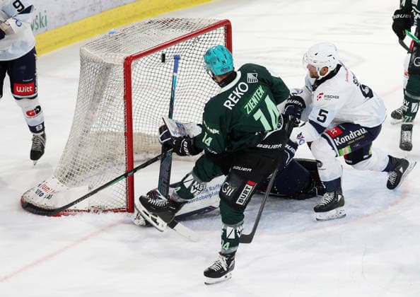 September 25, 2026, Germany, Bietigheim: Ice Hockey – Steelers Bietigheim vs. Blue Devils Weiden; goal making it 3–1 scored by Benjamin Zientek of the Steelers (left), with Mario Scalzo of Weiden (right)