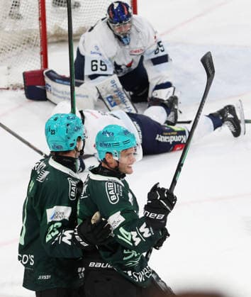 September 25, 2026, Germany, Bietigheim: Ice hockey—Steelers Bietigheim vs. Blue Devils Weiden; in the foreground, from left: Matthias Pape and goal scorer Benjamin Zientek. The Steelers celebrate the goal that made the score 3–1.