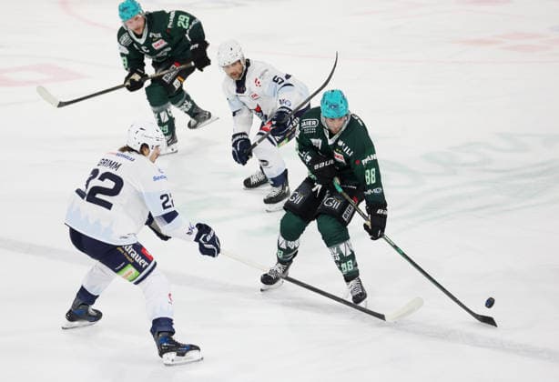 September 25, 2026, Germany, Bietigheim: Ice Hockey – Steelers Bietigheim vs. Blue Devils Weiden; from left: Yuma Grimm (Weiden), Alexander Preibisch (Steelers), Mario Scalzo (Weiden), Tim Bender (Steelers)